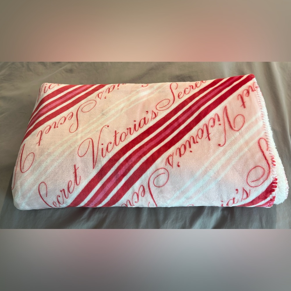 NWOT Victoria's Secret Super Soft Plush Sherpa Throw / Blanket - White Pink Red